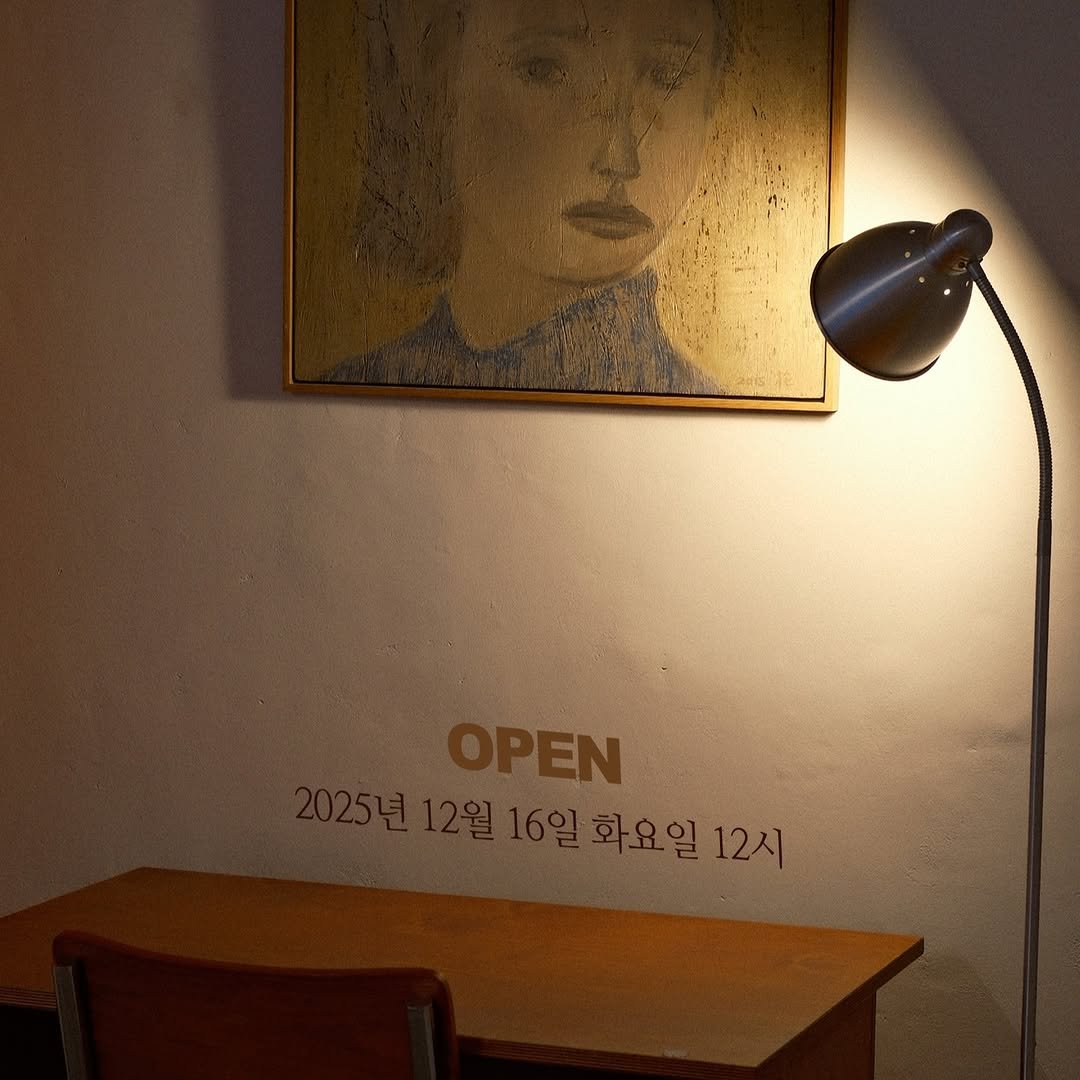 Photo by 진부책방스튜디오 on December 10, 2025. May be an image of lightbulb and text that says 'OPEN PEN 일화요일12시 요일12시'.