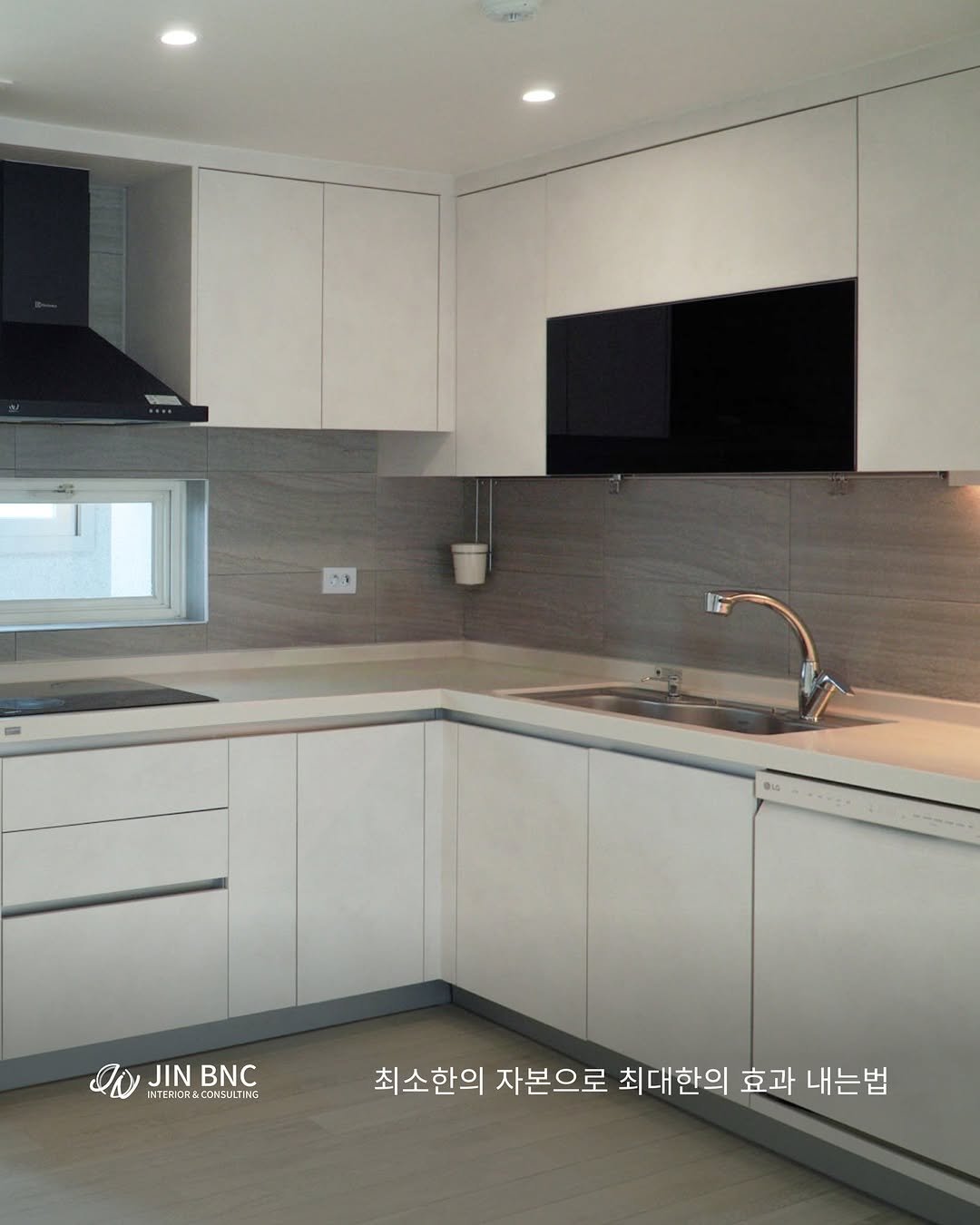 Photo by (주)진비엔씨 인테리어 | 종합 인테리어 컨설팅 on April 23, 2026. May be an image of range hood, kitchen island, lighting, countertop, cabinet, sink, indoors, kitchen and text.