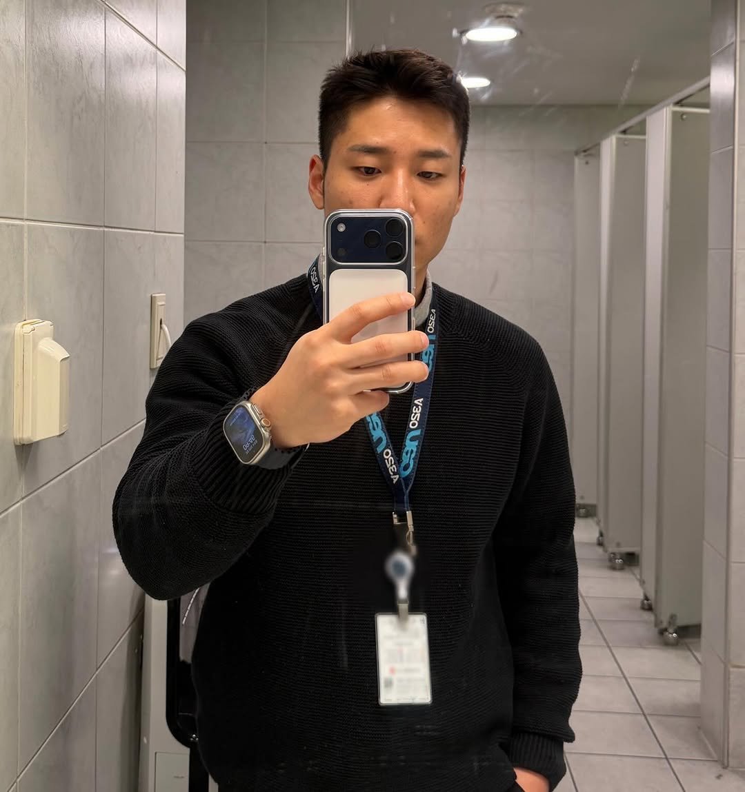 Photo by 진돗개 on March 24, 2026. May be a selfie of one or more people, phone, wrist watch, cardigan, mirror and text.