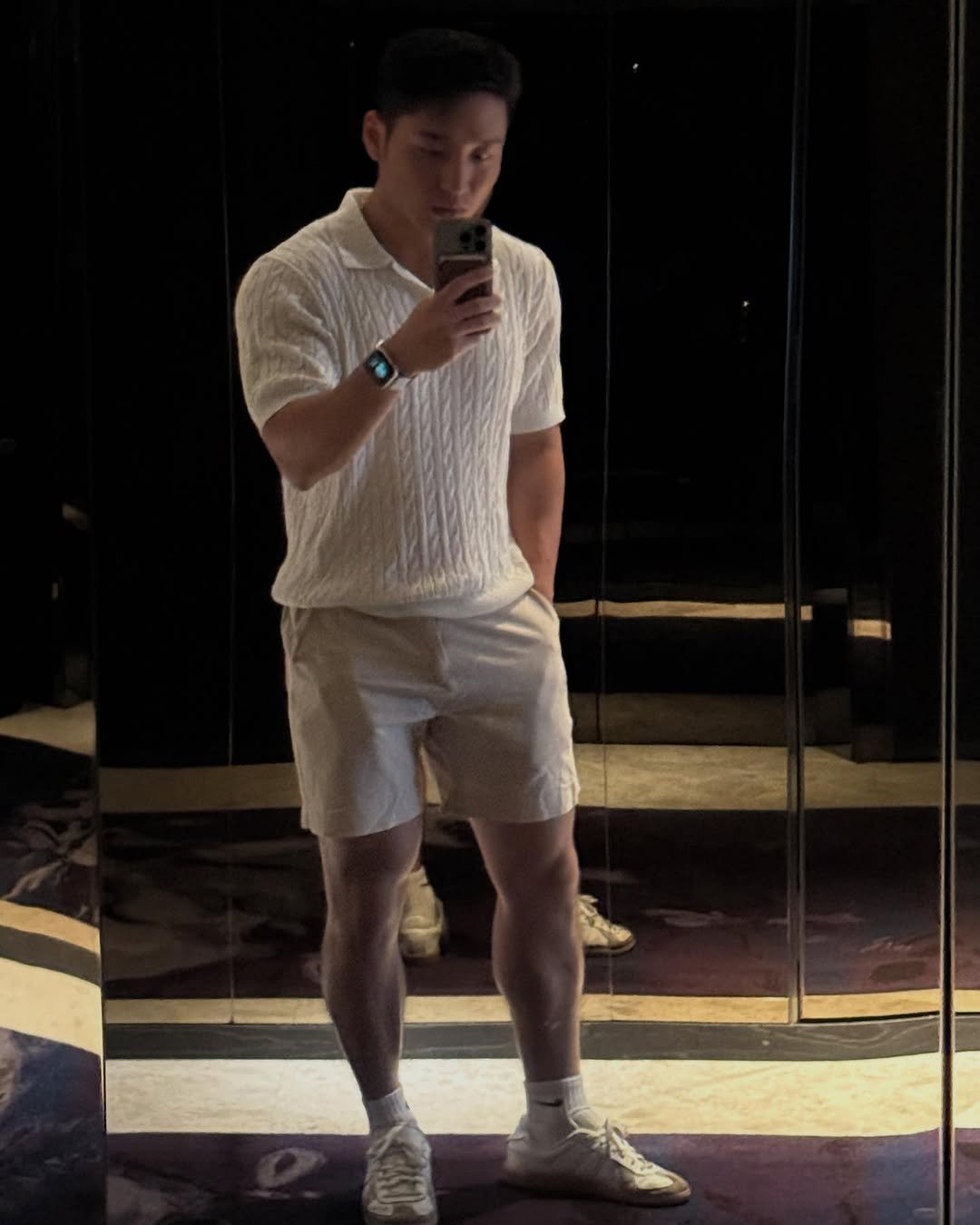 Photo by 진돗개 in 台北艾麗 希爾頓格芮精選酒店 Humble House Taipei, Curio Collection by Hilton. May be an image of one or more people, mirror, shorts and text.