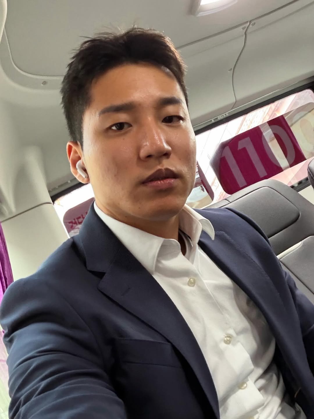 Photo by 진돗개 on April 03, 2026. May be a selfie of limousine, suit, blazer, bus, seatbelt and text.