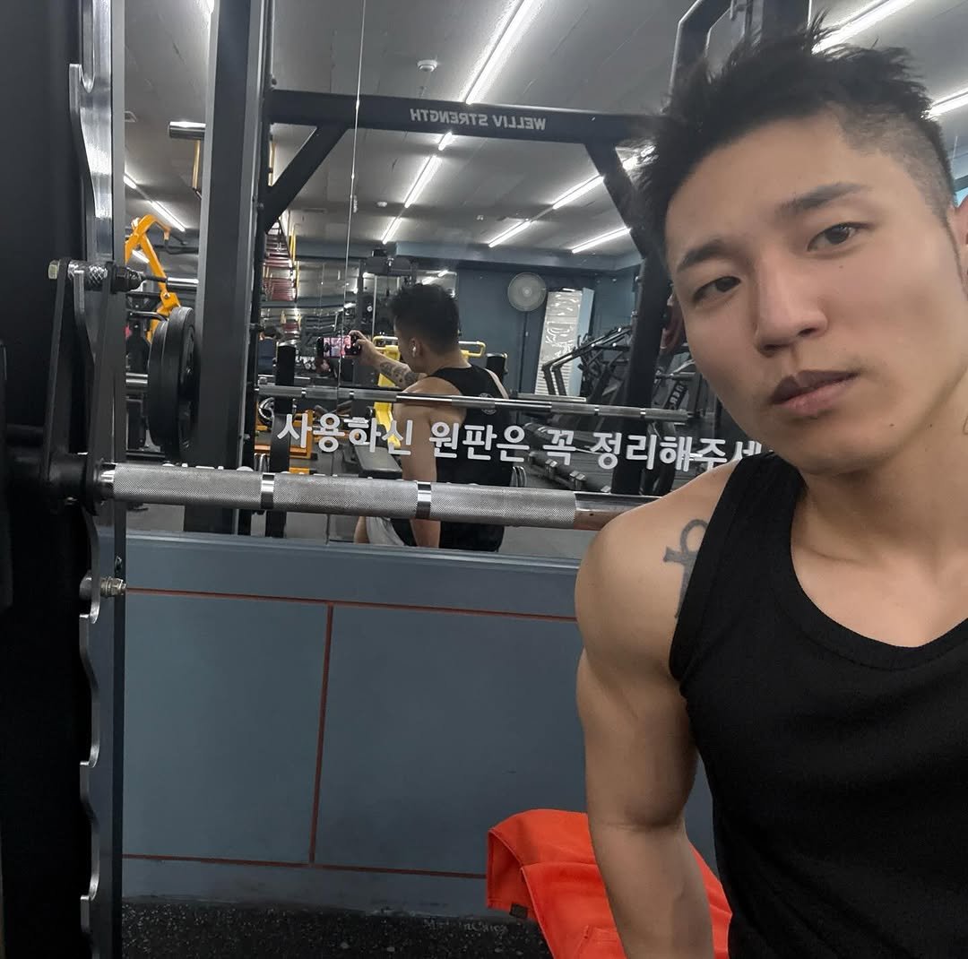 Photo by 진돗개 on May 24, 2025. May be an image of one or more people and biceps.