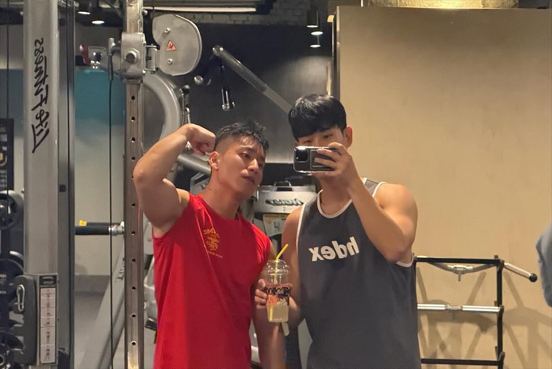 Photo shared by 진돗개 on November 13, 2025 tagging @jelly.the.bear. May be an image of one or more people, biceps, people bodybuilding, treadmill and text.