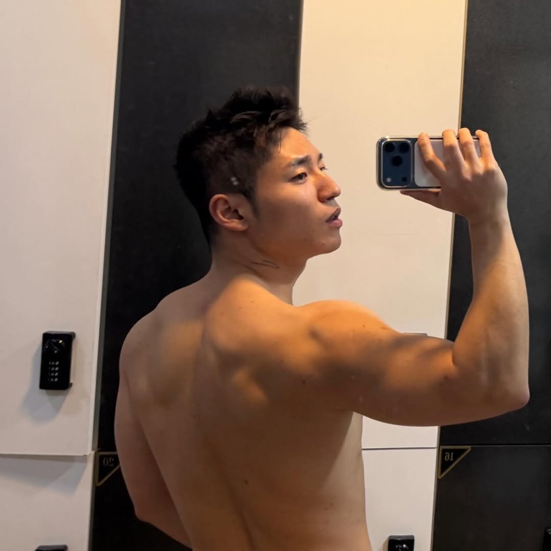 Photo by 진돗개 on January 22, 2026. May be a selfie of one or more people, biceps, people bodybuilding, mirror and text.