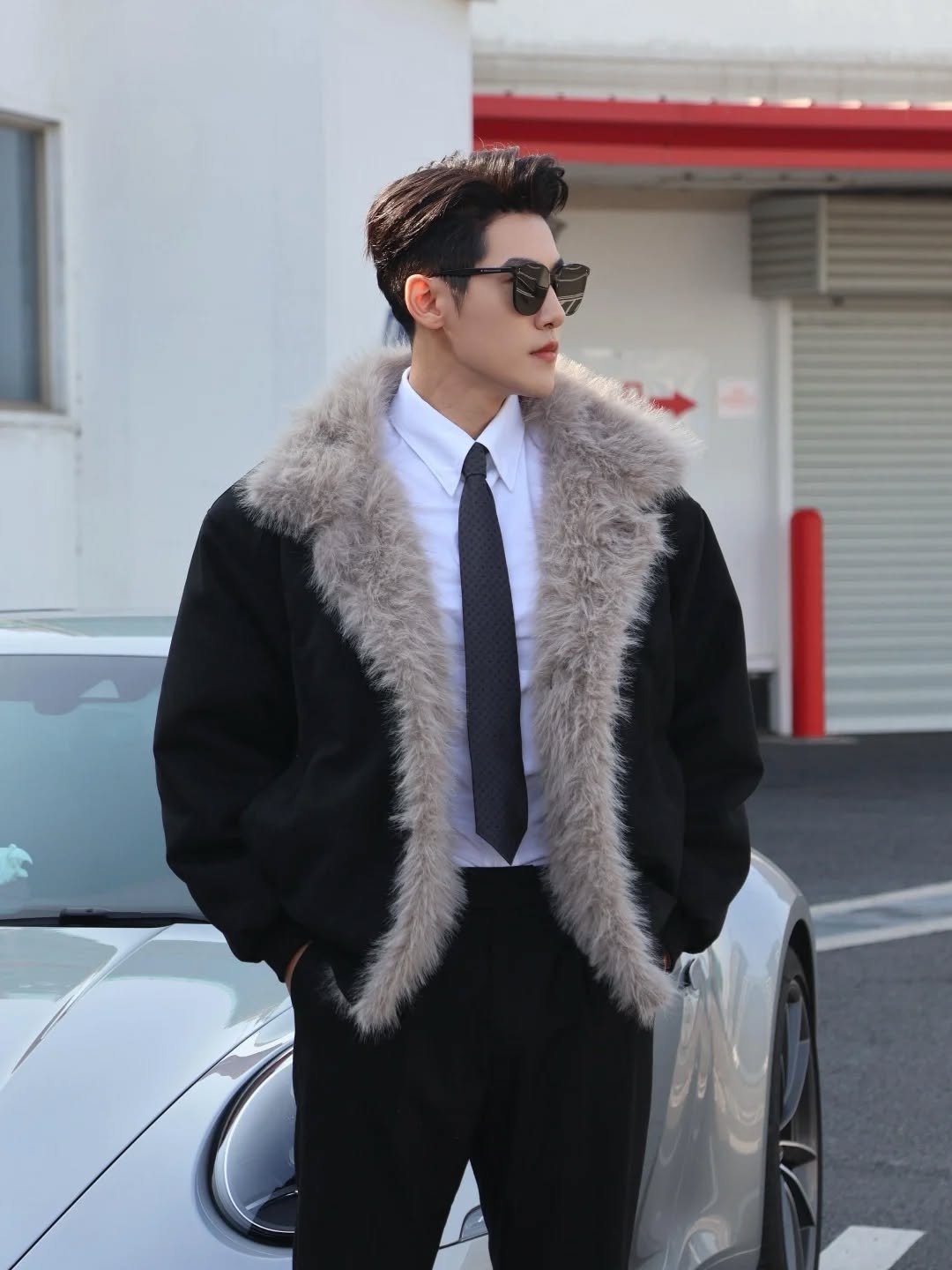 Photo by 张微笑 on December 10, 2025. May be an image of goosedown coat, duffle coat, sable coat, overcoat, blazer, jacket, bolo tie, parka and text.