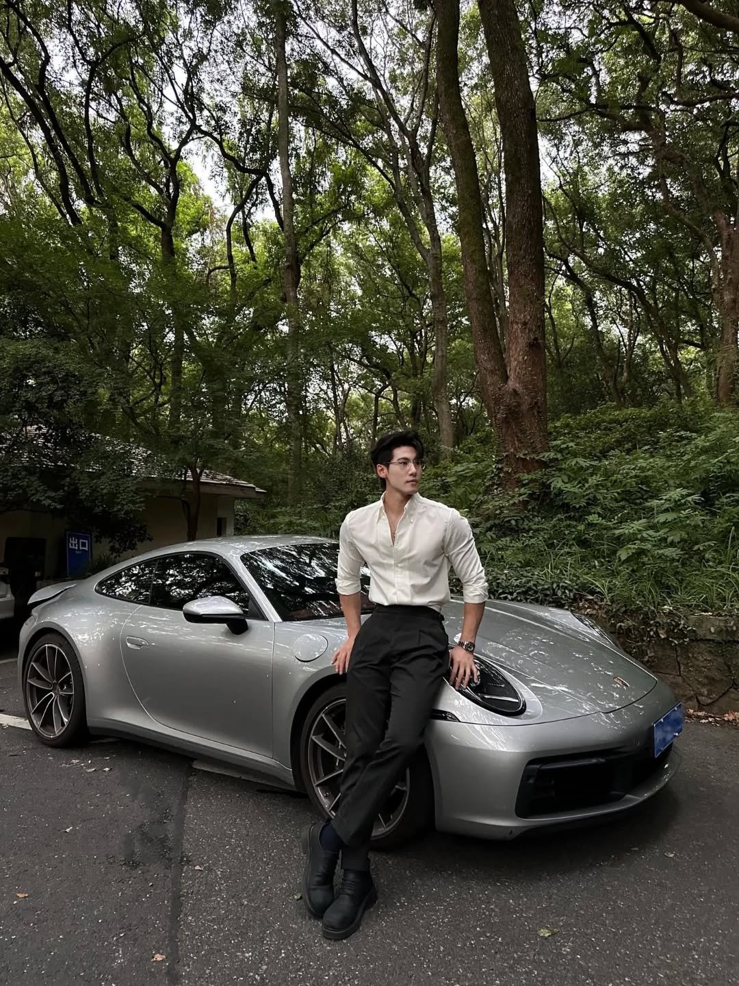 Photo by 张微笑 on October 21, 2025. May be an image of car, road and text.