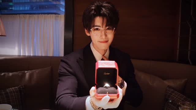 jingjiren_z 게시물 이미지: “扛住了柴米油盐的麻烦却扛不住对你的喜欢”  #转场 #反差 #抗住了柴米油盐的麻烦