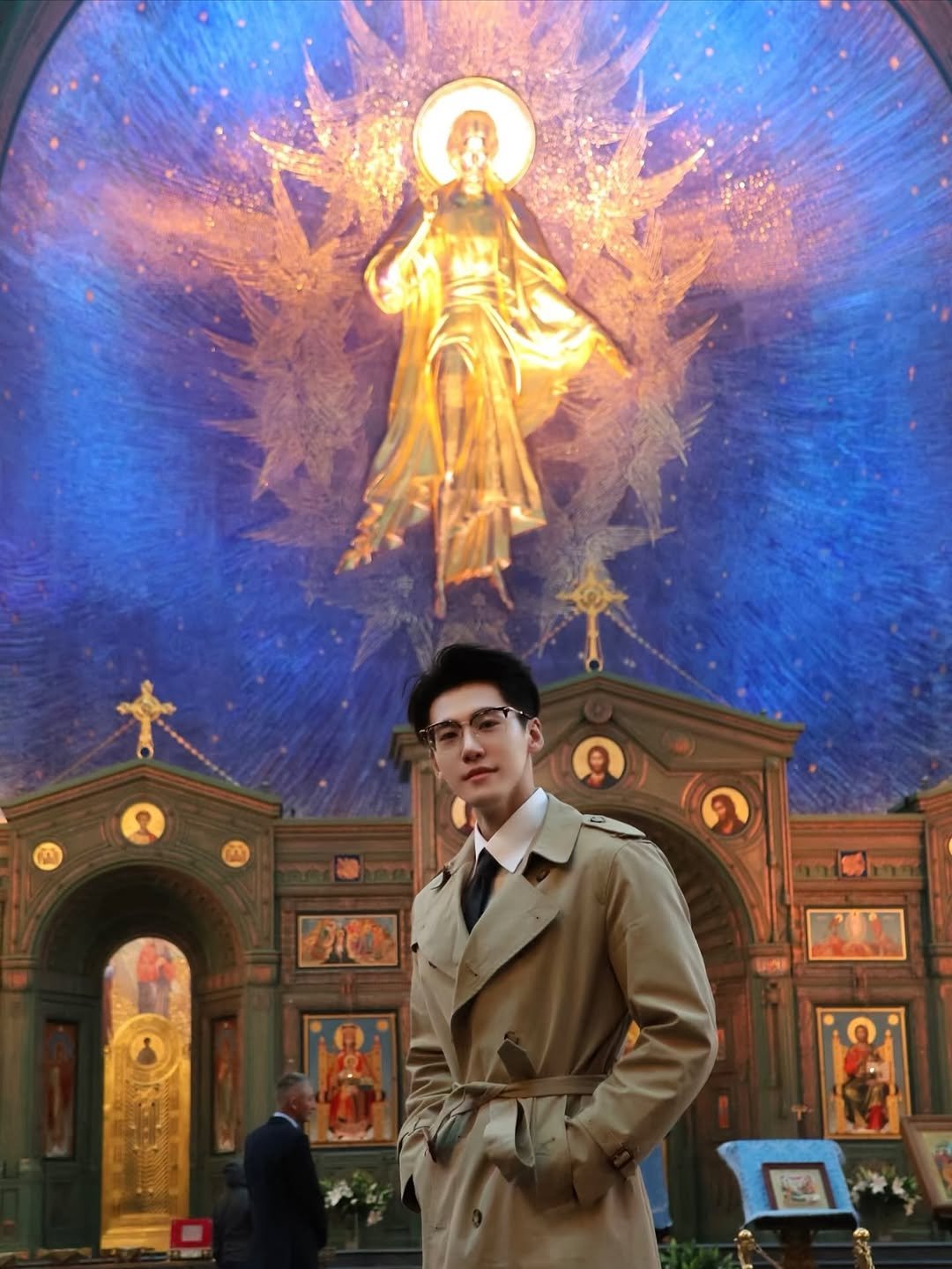 Photo by 张微笑 on September 23, 2025. May be an image of 2 people, duffle coat, overcoat and the Basilica of the National Shrine of the Immaculate Conception.