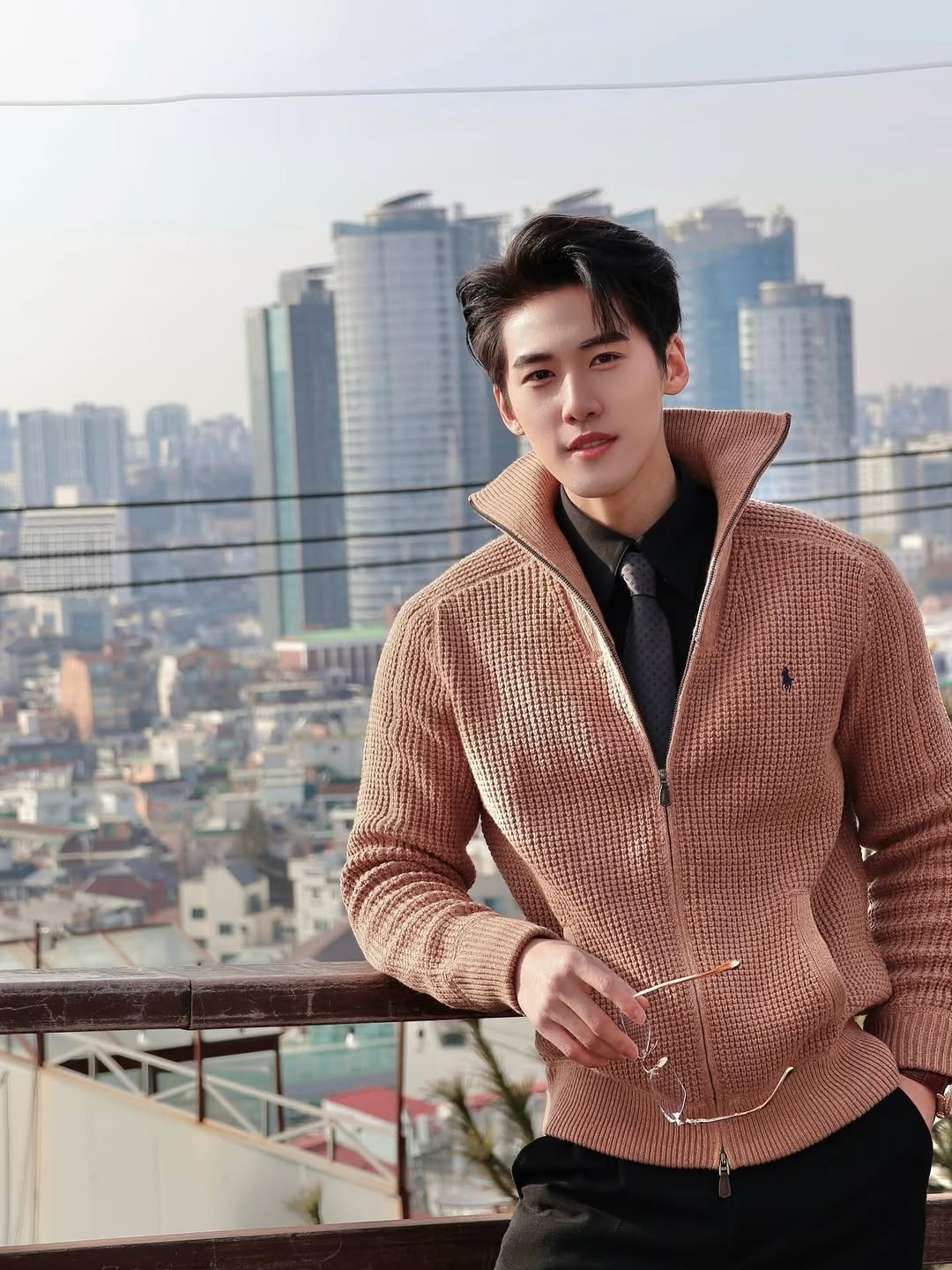 Photo by 张微笑 on January 30, 2026. May be an image of duffle coat, goosedown coat, overcoat, turtleneck, jacket, blazer and text.