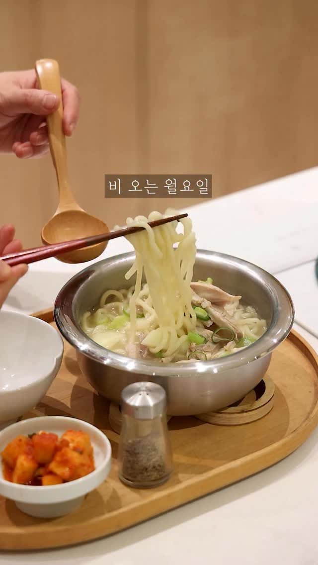 jini___202 게시물 이미지: .
비 오는 월요일엔 뜨끈한 국물 🍲
맑고 진한 국물에 포슬한 햇감자와 떡, 부추...