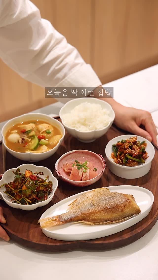 jini___202 게시물 이미지: .
오늘은 딱 이런 집밥 한 상 🍚
애호박 듬뿍 넣어 시원한 해물된장찌개...