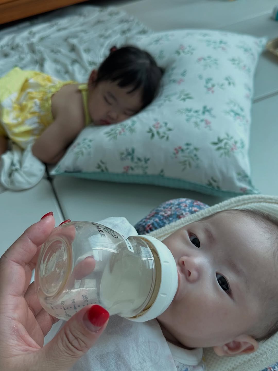 Photo by IN THE ARIN | 아린맘 on August 07, 2025. May be an image of 2 people, baby, people sleeping, diaper, bottle, milk, baby bed and text.