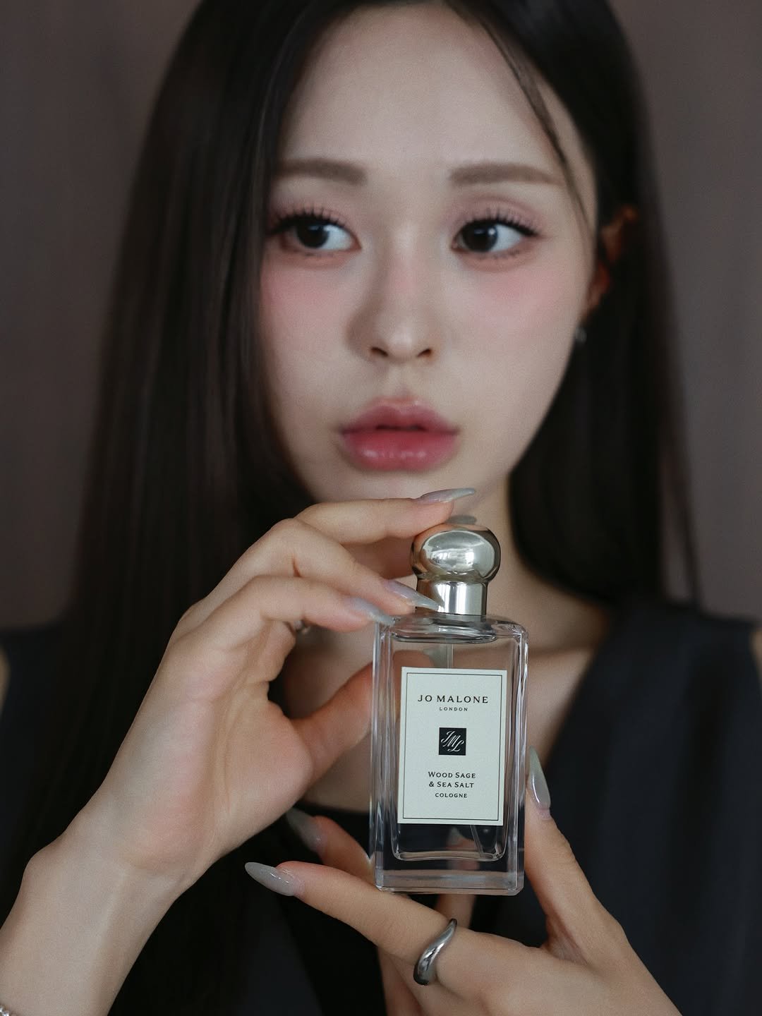 Photo shared by 진숭이🐒 on September 18, 2025 tagging @jomalonelondon. May be an image of 1 person, fragrance and text.