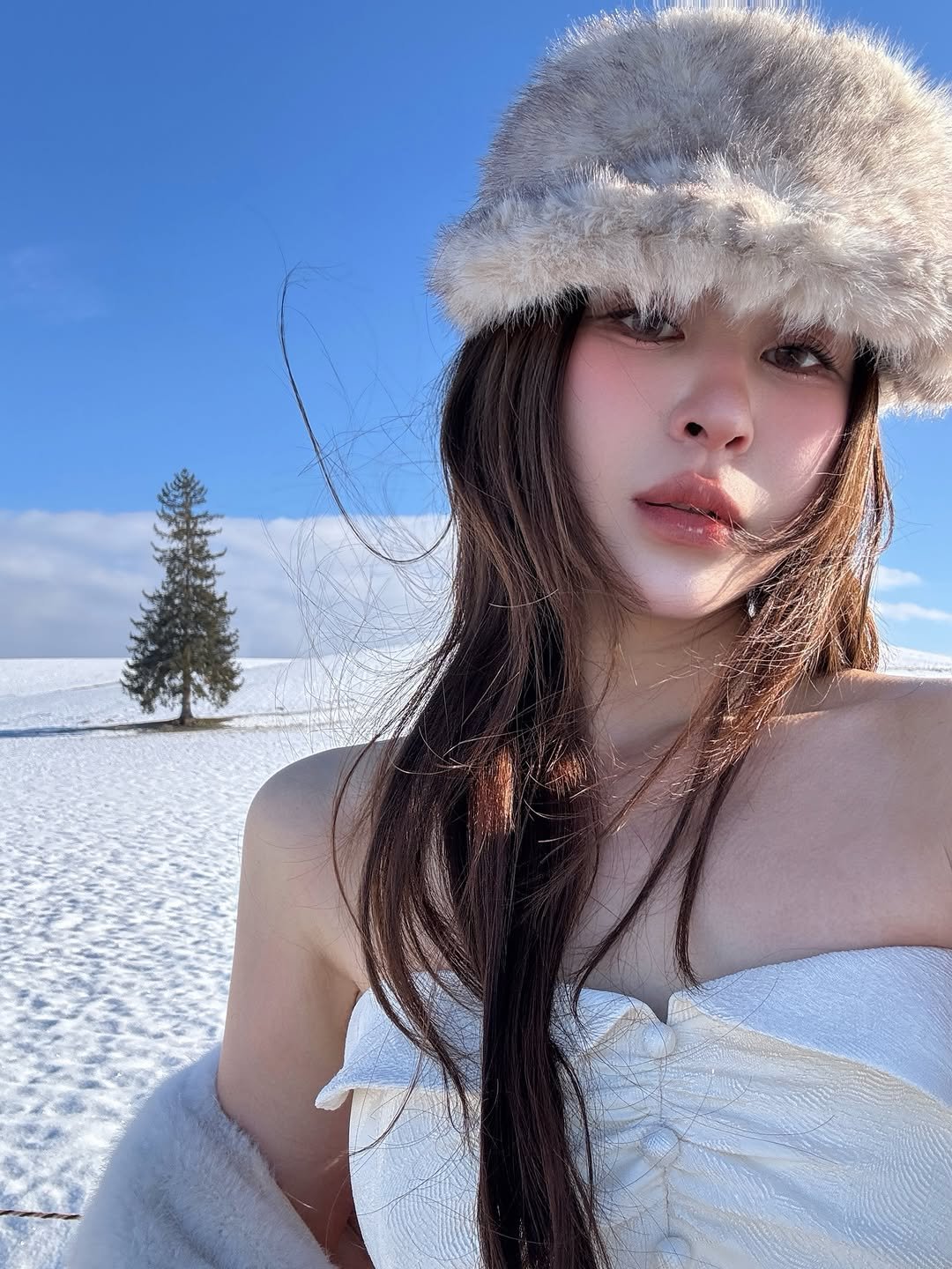 Photo by 진숭이🐒 on December 23, 2025. May be an image of one or more people, hair, makeup, headdress, snow and text.