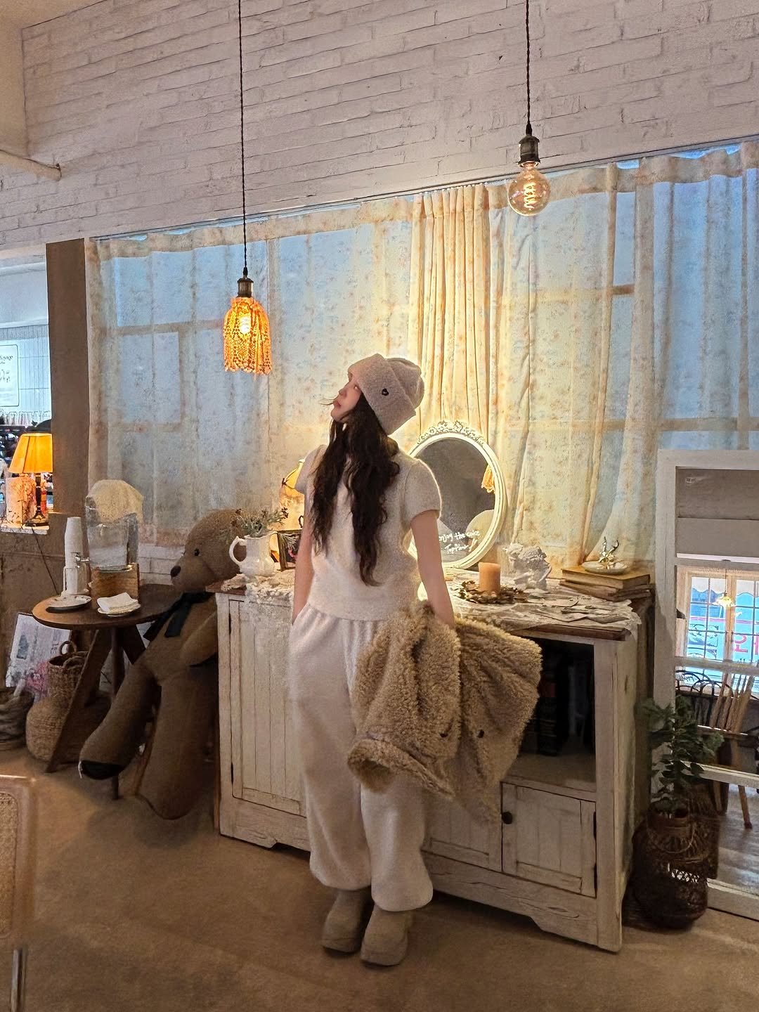 Photo by 진숭이🐒 on November 11, 2025. May be an image of lighting, macrame and indoors.