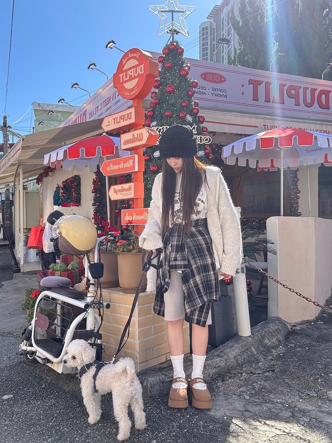 Photo by 진숭이🐒 on October 28, 2025. May be an image of christmas tree, duffle coat and text.