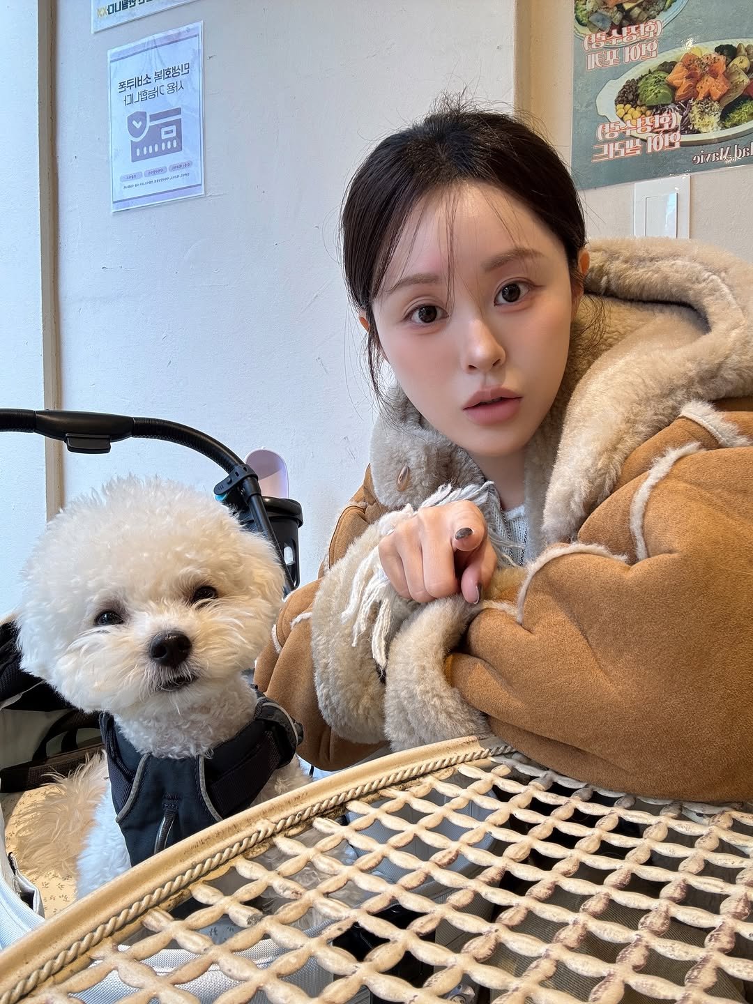 Photo by 진숭이🐒 on December 19, 2025. May be an image of duffle coat, parka and text.