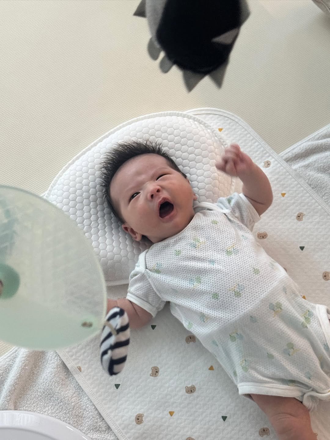 Photo by 헤이지니 | 혜진쓰 on August 13, 2025. May be an image of 1 person, baby, playpen, diaper, baby bed and text.