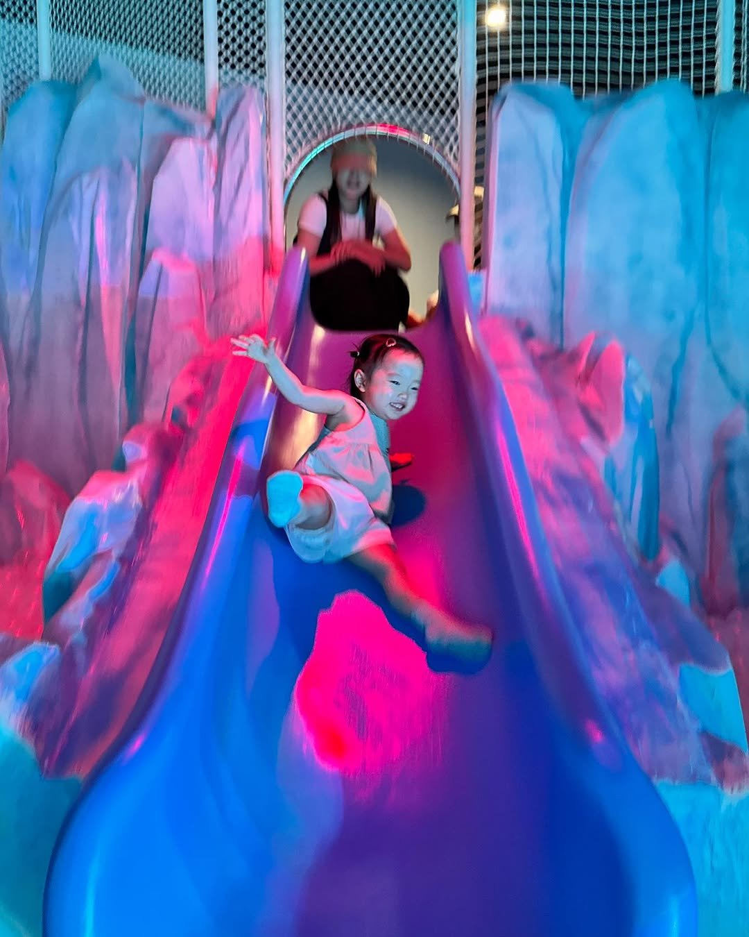 Photo by 헤이지니 | 혜진쓰 on July 31, 2025. May be an image of 2 people, slide and text.