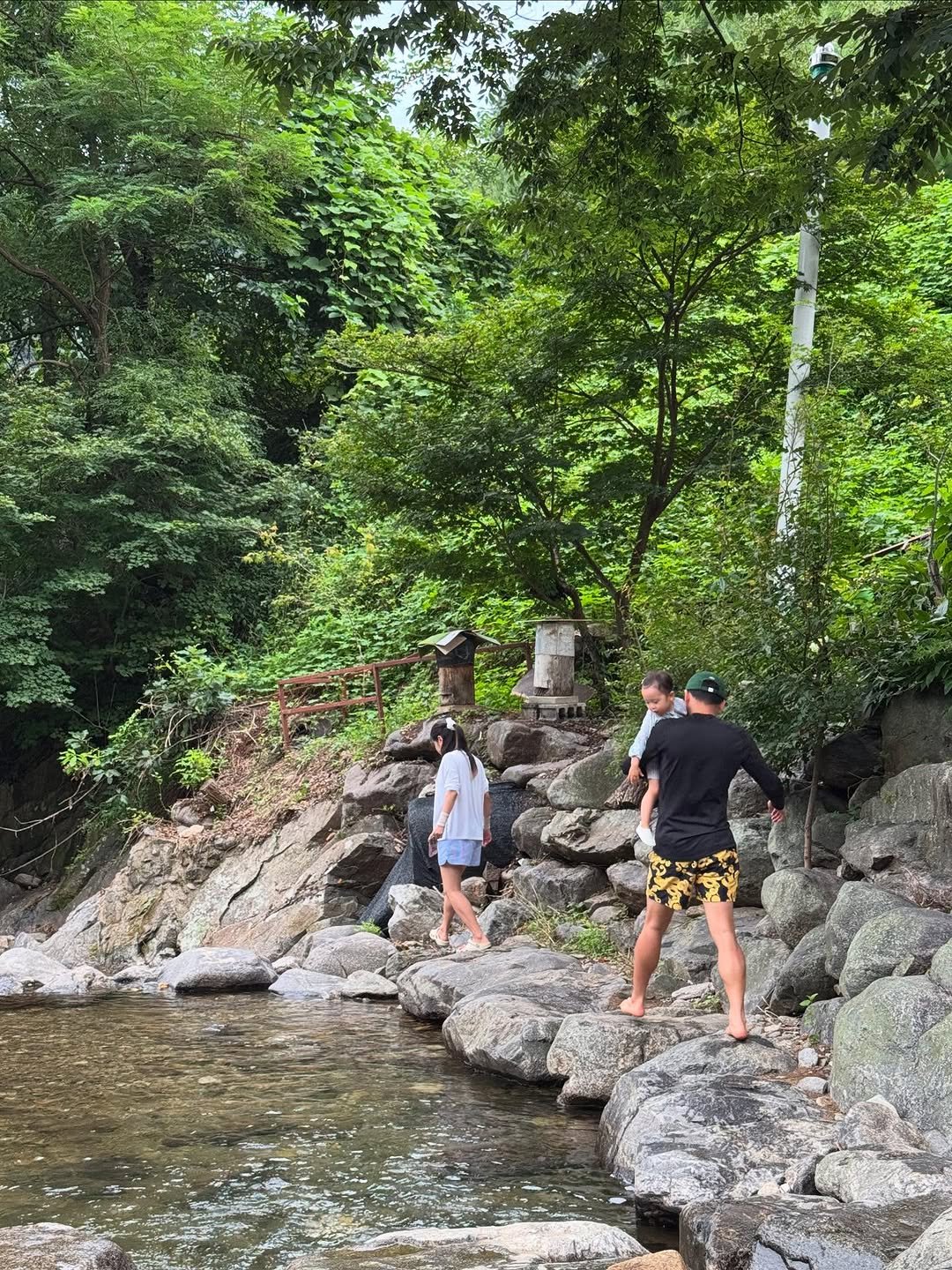 Photo by 헤이지니 | 혜진쓰 on August 10, 2025. May be an image of 2 people, people climbing, body of water and text.