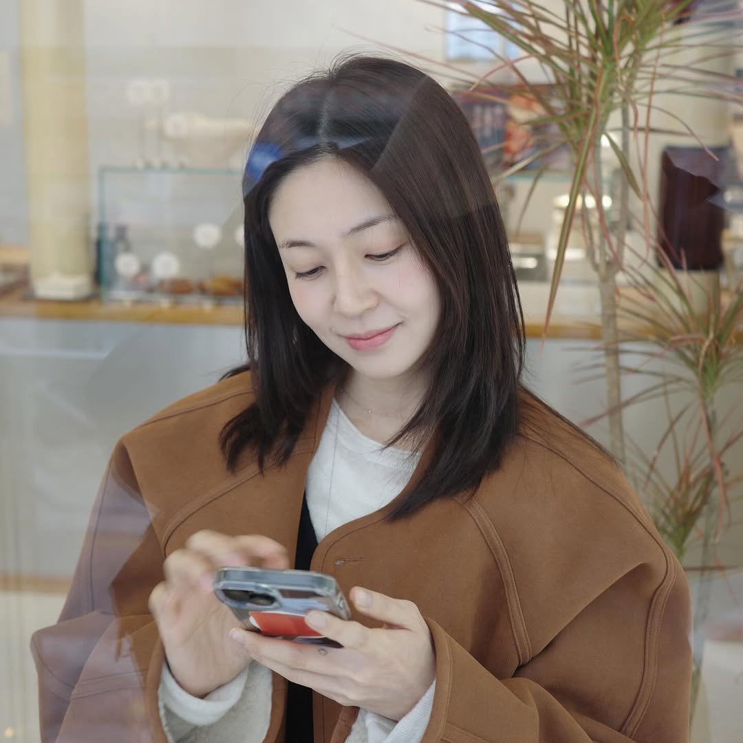 Photo by Baek jinhee💕 on February 03, 2026. May be a selfie of one or more people, hair, phone, duffle coat, parka and cornflower.