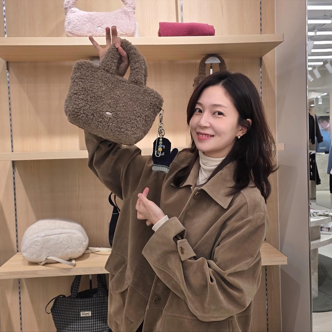 Photo shared by Baek jinhee💕 on October 30, 2025 tagging @artid_official.