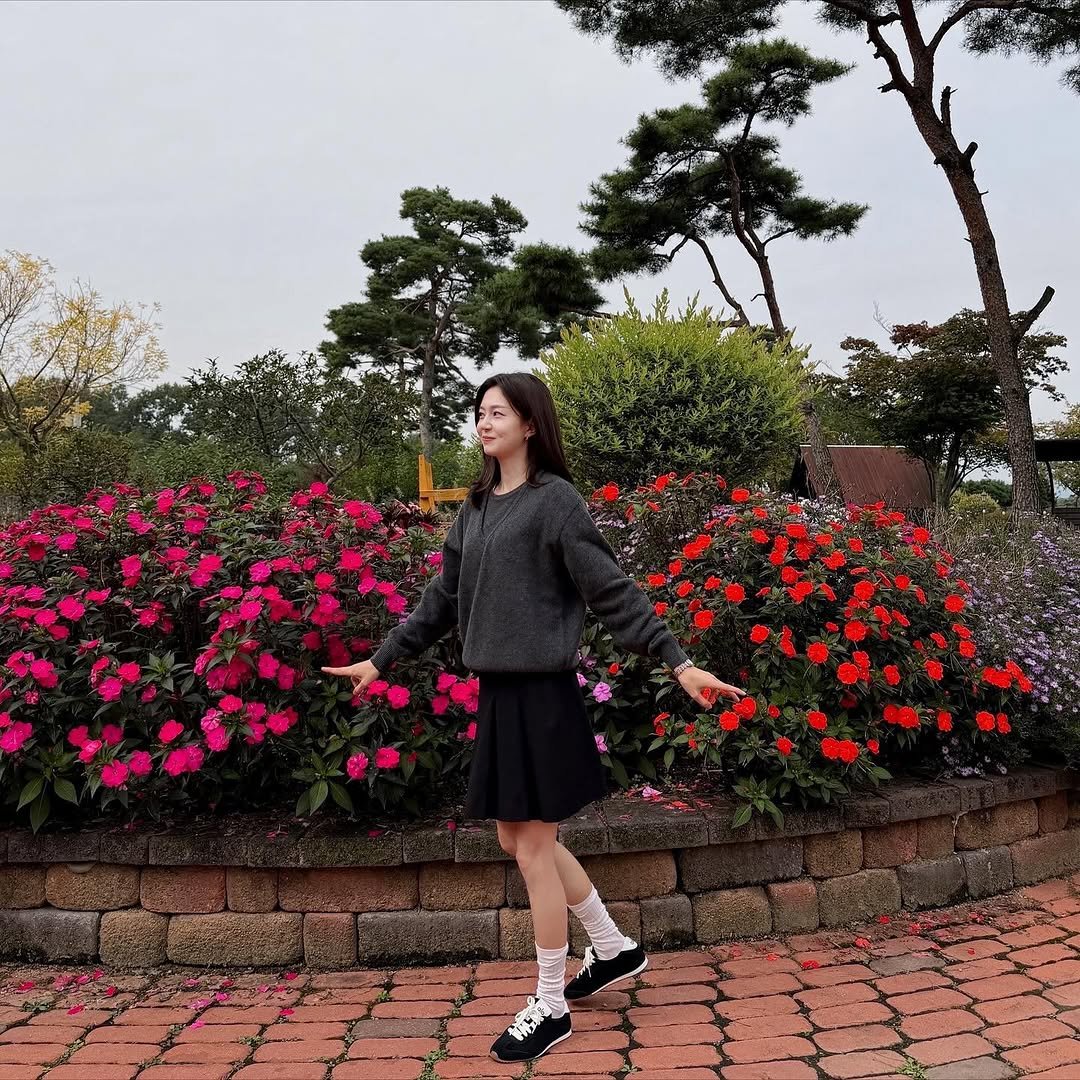 Photo by Baek jinhee💕 on October 25, 2025. May be an image of rose and outdoors.