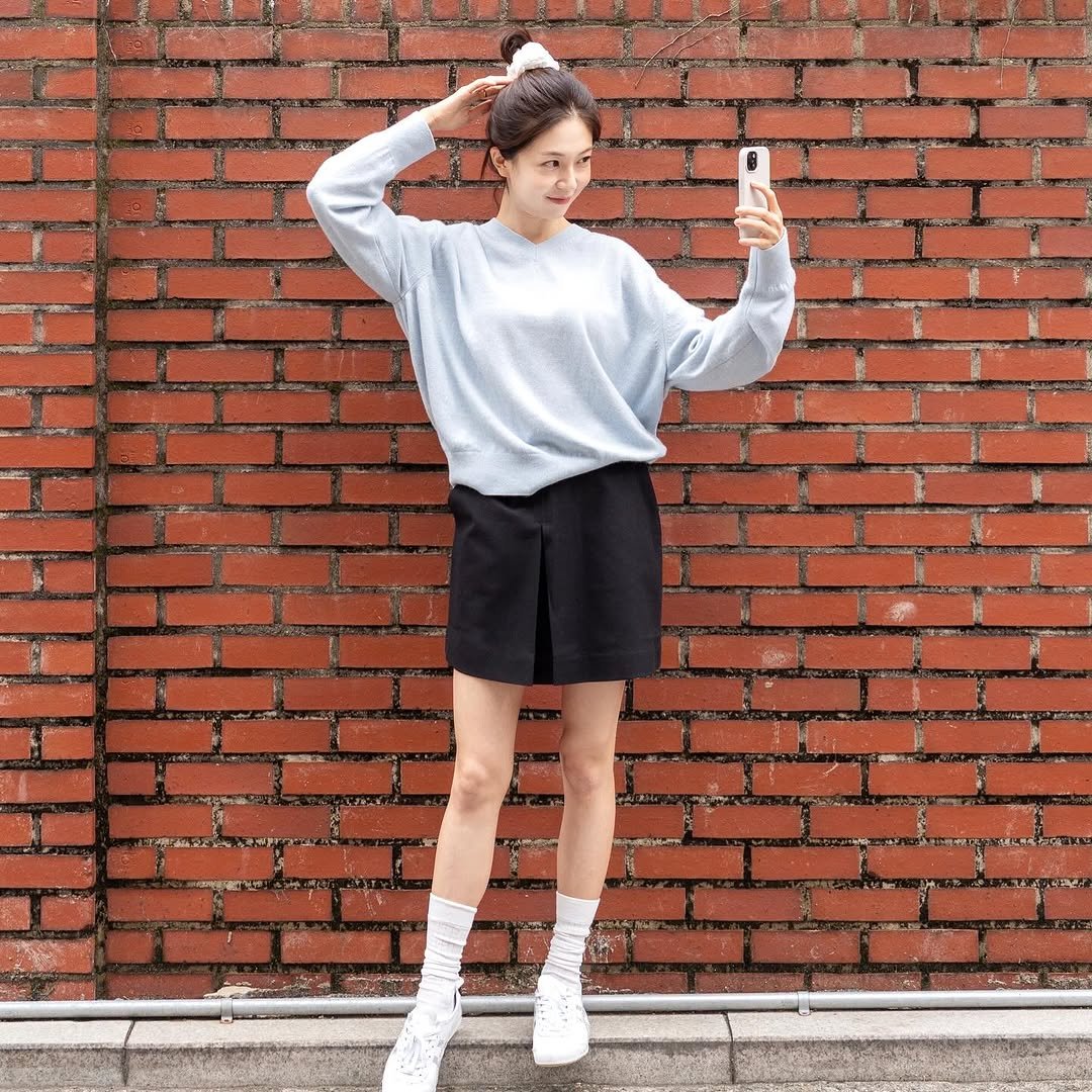 Photo shared by Baek jinhee💕 on October 01, 2025 tagging @official_le_. May be an image of phone, sweatpants, shorts, top, sweatshirt, miniskirt and text.