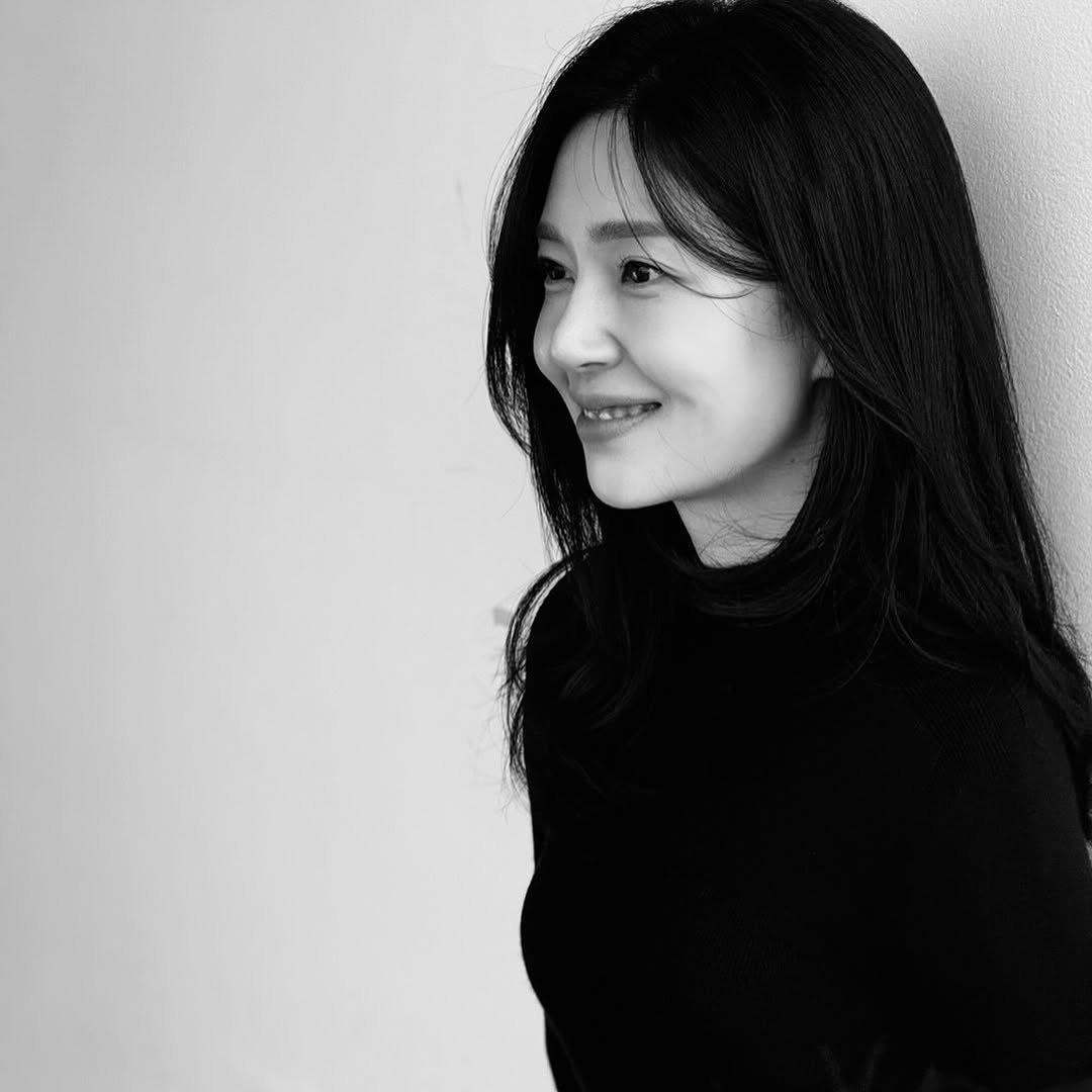 Photo by Baek jinhee💕 on December 31, 2025. May be a black-and-white image of one or more people, hair, turtleneck, top and text.