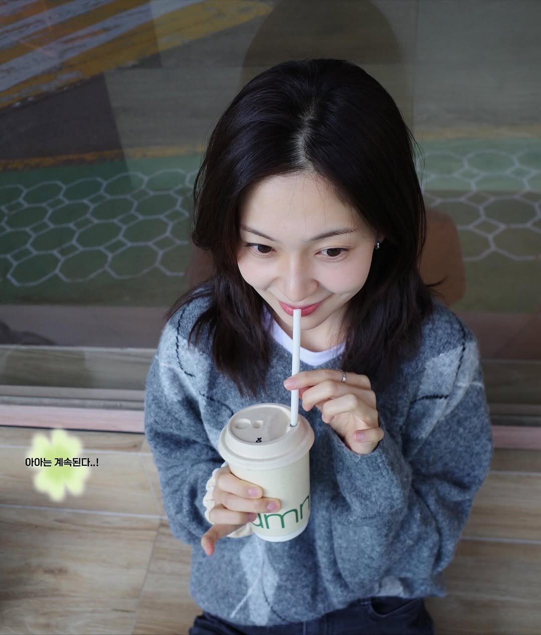 Photo by Baek jinhee💕 on November 20, 2025. May be an image of smoothie, juice and text that says '아아는계속된다..! 아아는 계속된다..!'.
