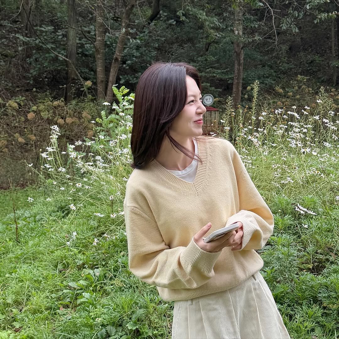 Photo by Baek jinhee💕 on October 20, 2025. May be an image of knit, top and outdoors.