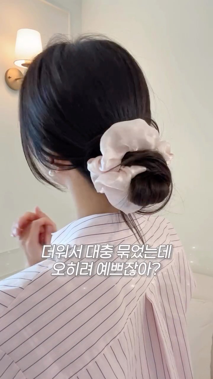 jinju__only 게시물 이미지: ☀️더울 때 꼭 알아둬야 하는
예쁘고 시원하게 머리 묶는 법!

1️⃣ 만두...