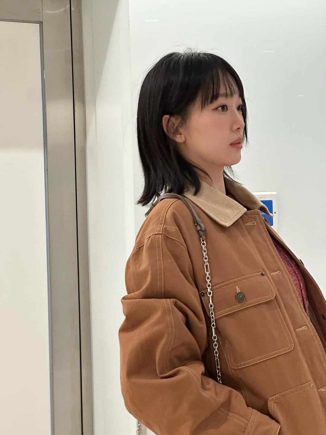 Photo by 진기주 on November 27, 2025. May be an image of duffle coat, overcoat, jacket, top, parka and text.