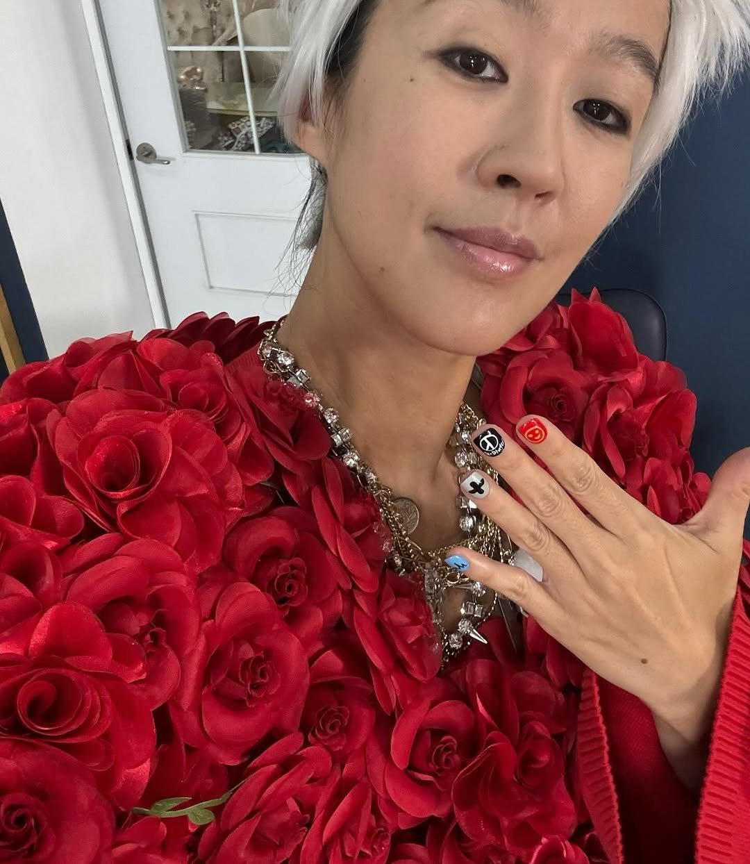 Photo by 홍진경 on August 10, 2025. May be a selfie of 1 person, makeup, tinfoil, necklace, headdress, rose, carnation and text.