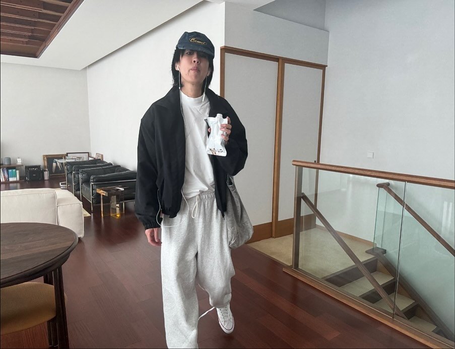 Photo by 홍진경 on November 06, 2025. May be an image of hat, bath robe, sweatsuit, fleece, sweatpants and text.