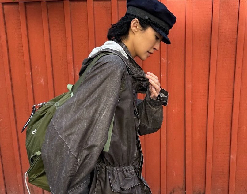 Photo by 홍진경 on July 17, 2025. May be an image of 1 person, duffle coat, hat, tool bag, beret, parka, military uniform and text.