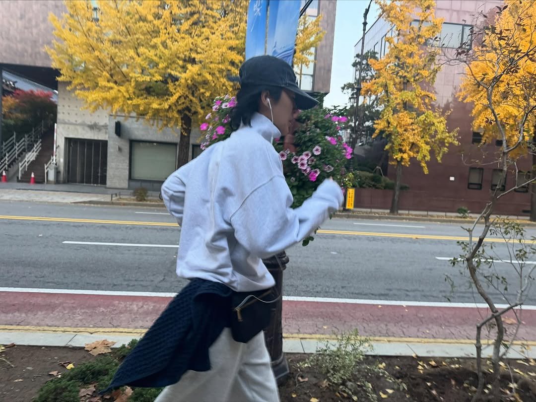 Photo by 홍진경 on November 09, 2025. May be an image of duffle coat, turtleneck, street and text.