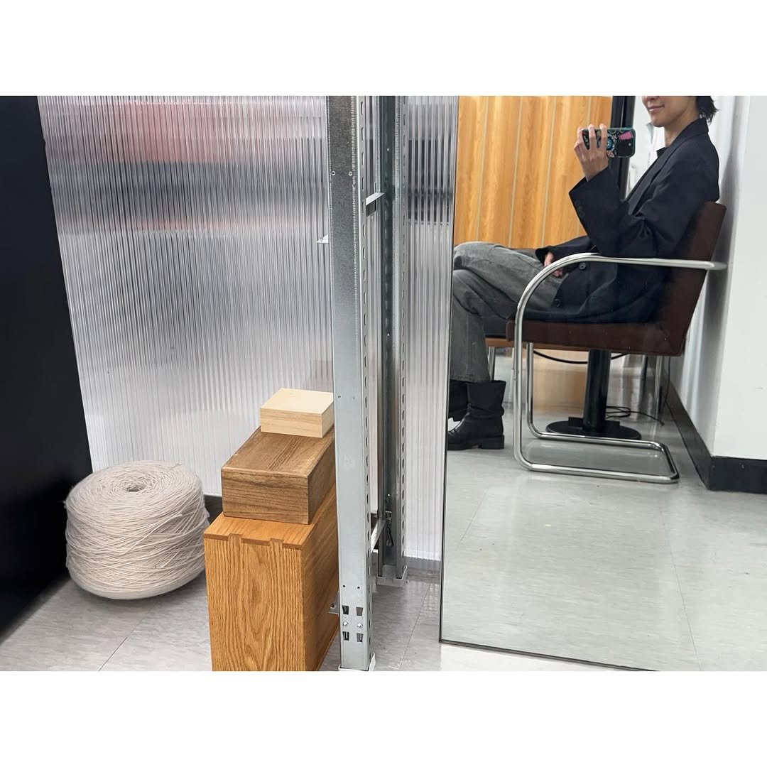 Photo by 홍진경 on July 18, 2025. May be an image of 1 person, mirror, chair and text.
