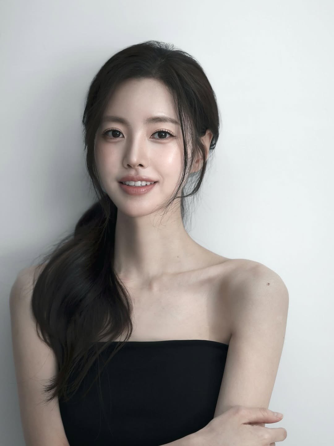 Photo by 진세연 on November 28, 2025. May be an image of one or more people, braids, makeup and text.