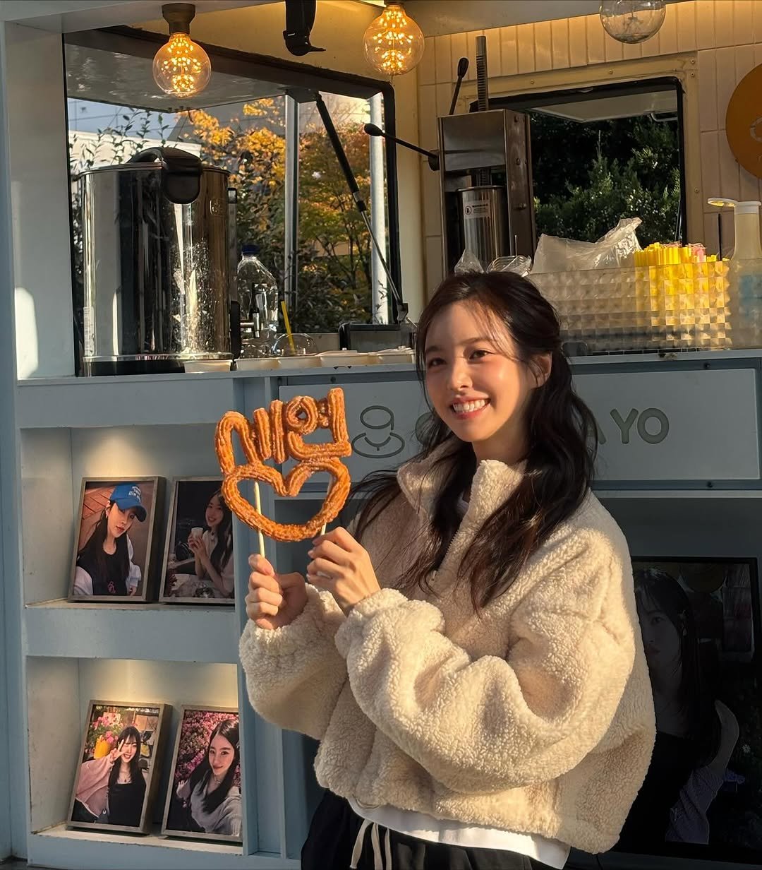 Photo by 진세연 on November 07, 2025. May be an image of one or more people, hair, duffle coat, parka, top, outdoors and text.