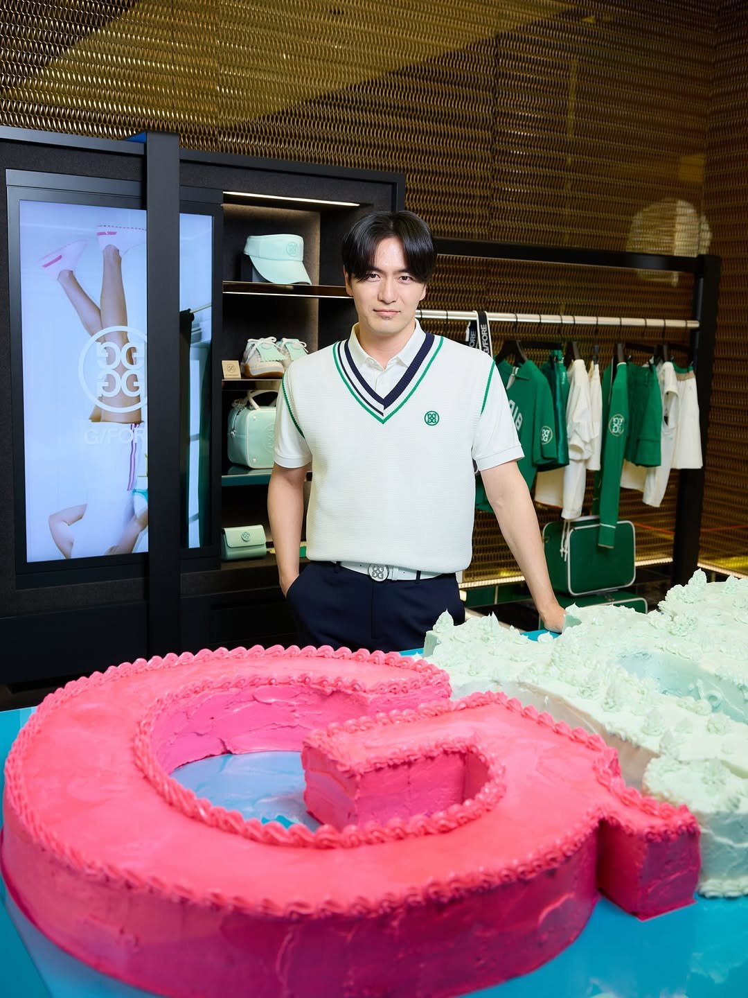 Photo shared by Lee Jinuk 이진욱 on March 26, 2026 tagging @gfore, and @gforekr. May be an image of one or more people and text.