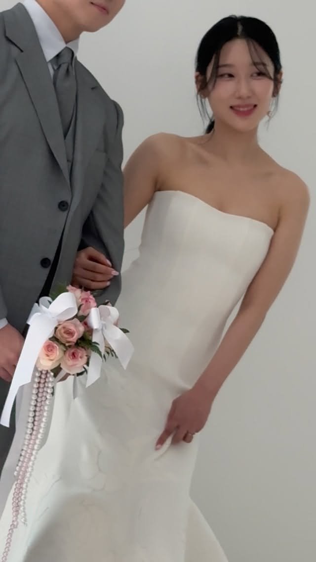 jiny_kilogram 게시물 이미지: 오늘이 결혼식이라니…💍✨✨
믿을 수 없어요…
신부대기실에 제가 앉아 있게...