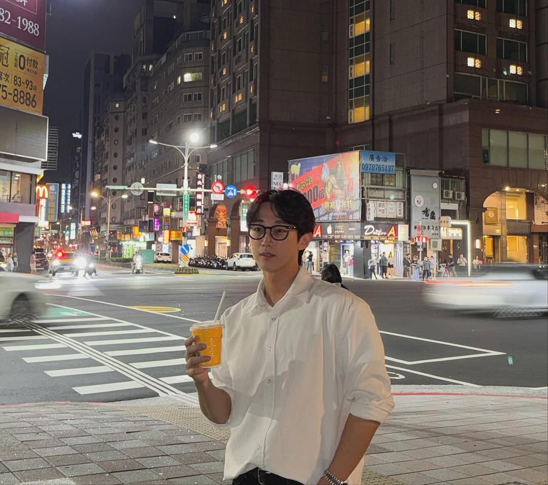 Photo by b1a4 jinyoung on November 23, 2025. May be an image of one or more people, duffle coat, street and text that says '2 1988 ខ្ញុ 色 B 홍 B 廣告治 0970765137 1 Cm 四'.