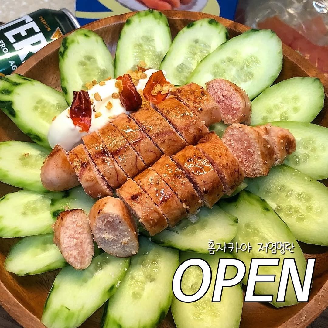Photo by 집순키친 on September 23, 2025. May be an image of tofu, sausage and text that says '金 AG 홈자카야 홈자카야지염병단 야 저영명란 ΟΡΕΝ'.
