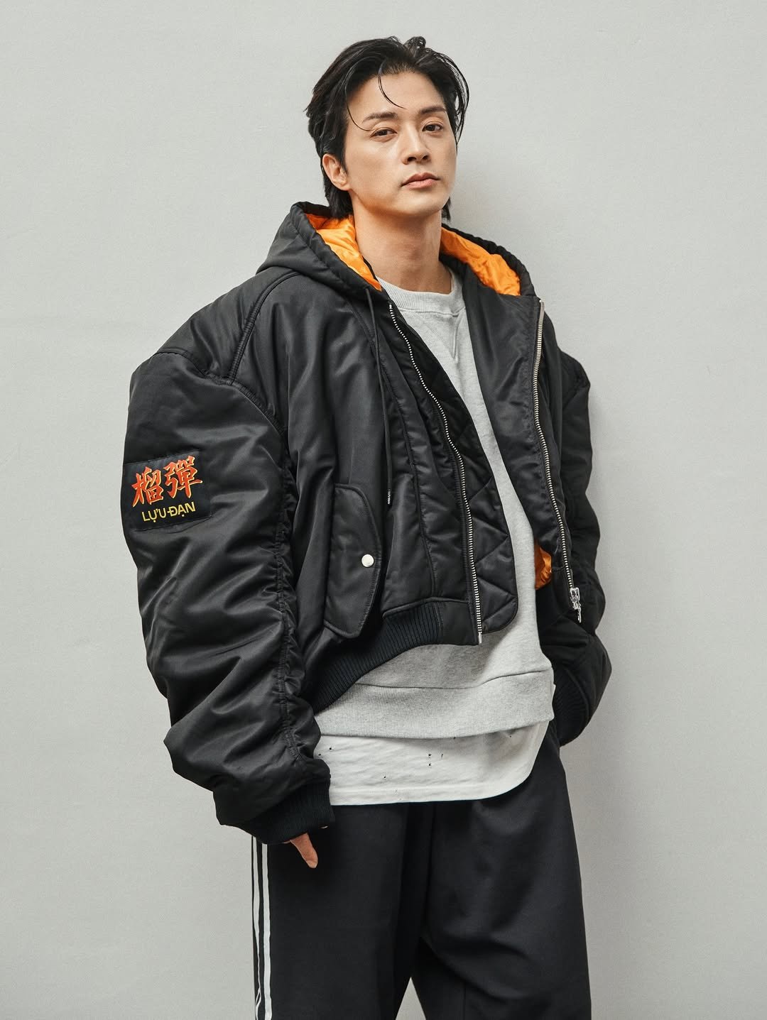 Photo by KIM JIHUN on December 20, 2025. May be an image of goosedown coat, duffle coat, sweatpants, flight jacket, fleece, sportswear, parka and text that says '耀彈 LỰUĐAN 三 ក'.