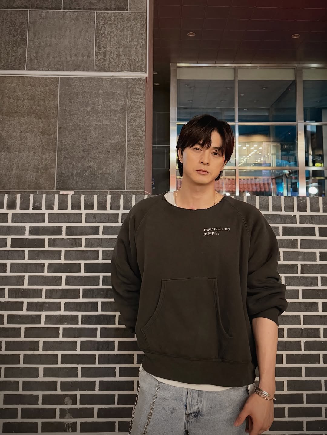 Photo by KIM JIHUN on November 02, 2025. May be an image of one or more people, hair, sweatpants, top and text that says 'EMFANT NR EMPANTSRICHES CHIS DI DEPRIMIS 버-'.