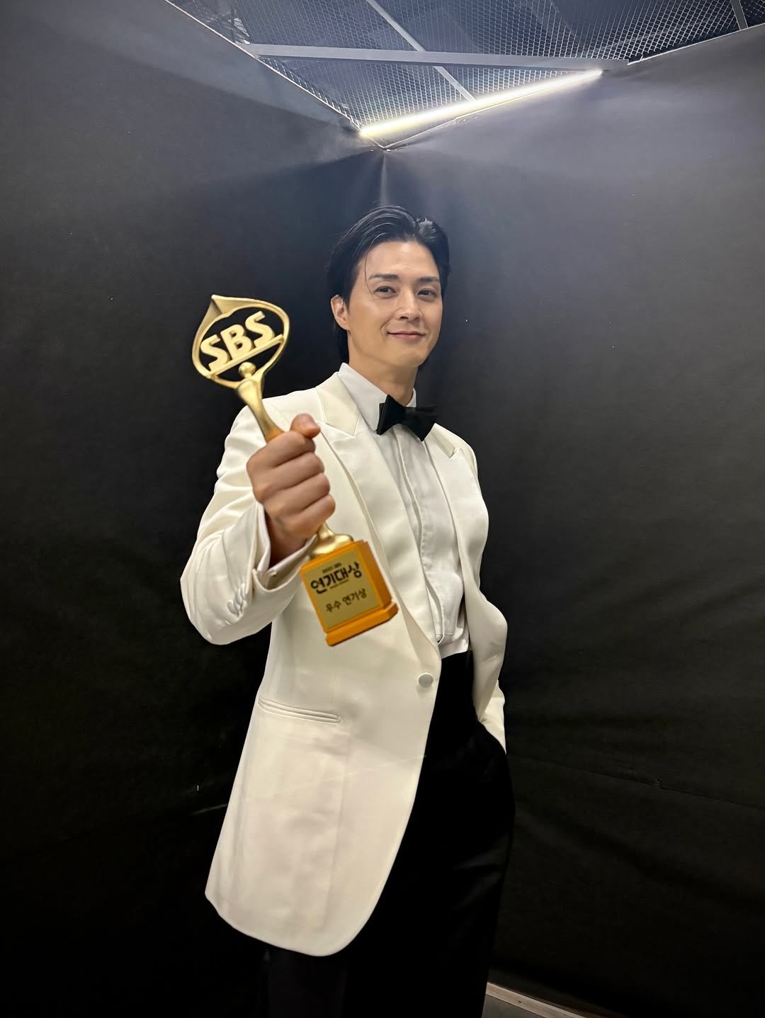 Photo by KIM JIHUN on January 02, 2026. May be an image of ‎top, suit, dinner jacket, bolo tie and ‎text that says '‎SBS SBS 연기대성 우수면기상 연기상 ا‎'‎‎.