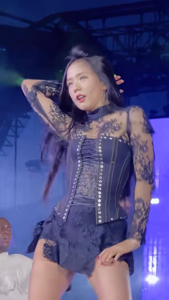 jisooiswifey 게시물 이미지: Earthquake | 250718 this dance break is...