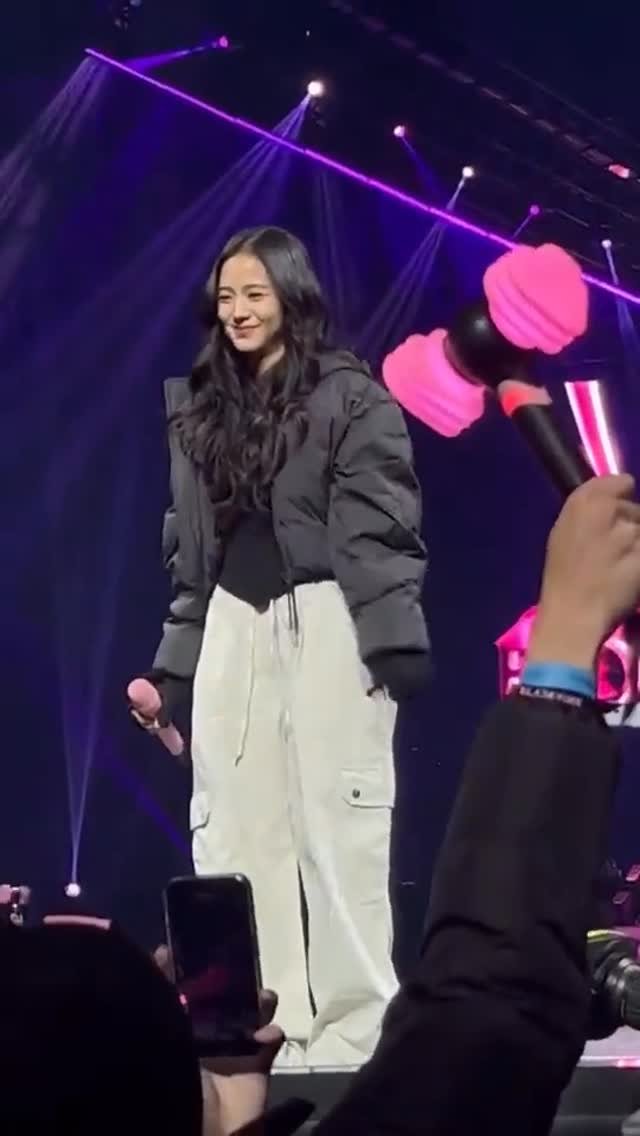 jisooiswifey 게시물 이미지: JISOO during BornPink soundcheck in Paris,...