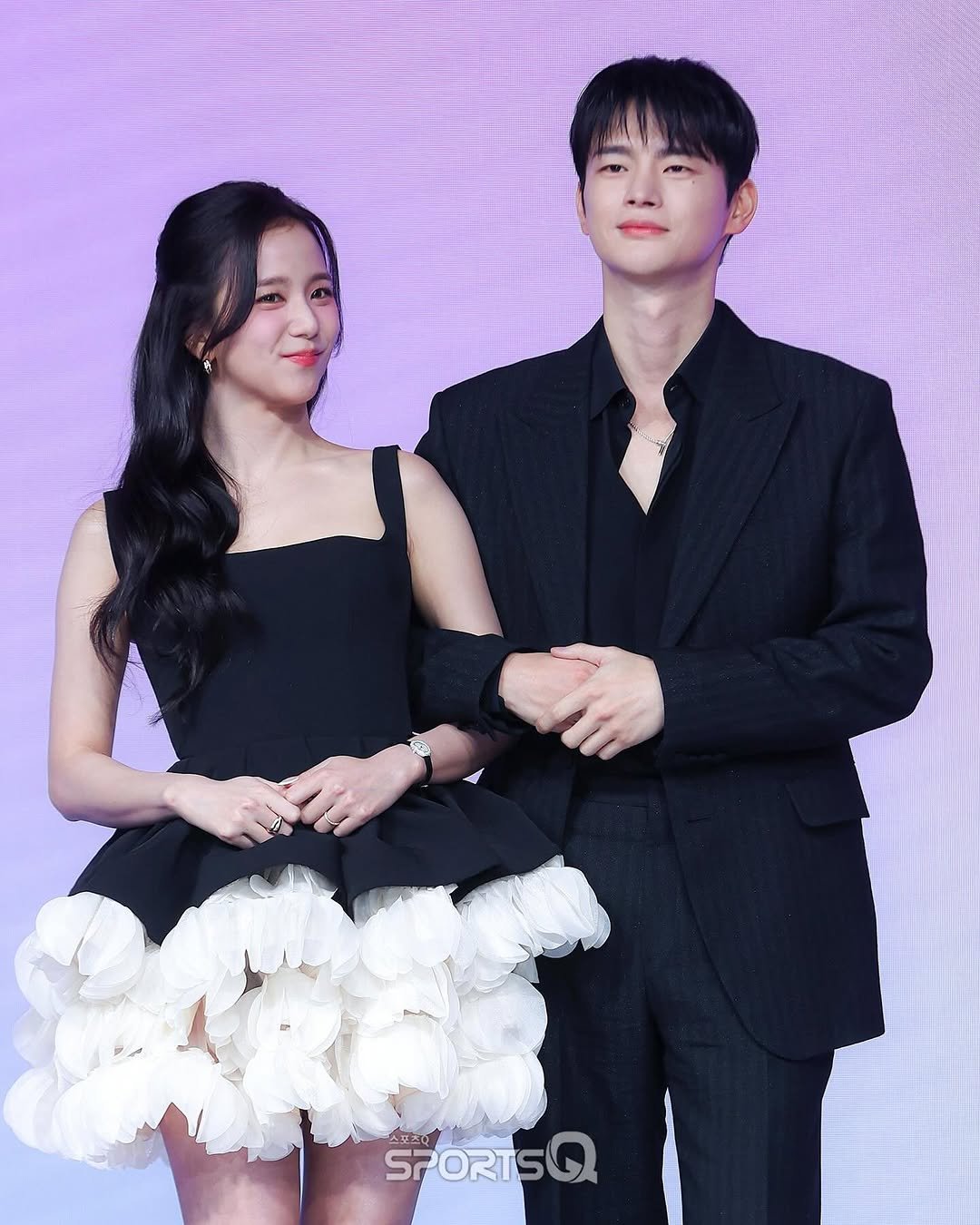 Photo shared by JISOO NEWS🪐 on February 25, 2026 tagging @seo_cccc, and @sooyaaa__. May be an image of one or more people and text.